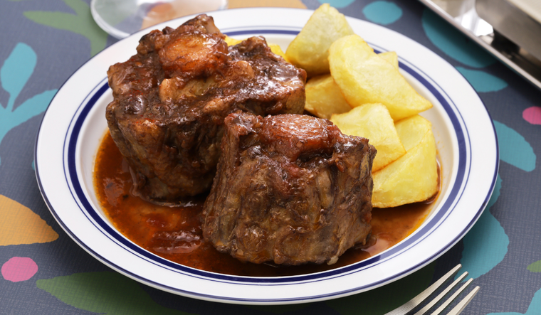 Existen muchas versiones de la receta, algunas con vino tinto, brandy o incluso chocolate para darle un toque único.