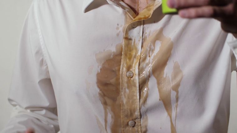 vinagre camisa Cuando descubras cómo sacar las manchas amarillentas de la ropa con vinagre no querrás usar ningún otro producto. Foto: Storyblocks