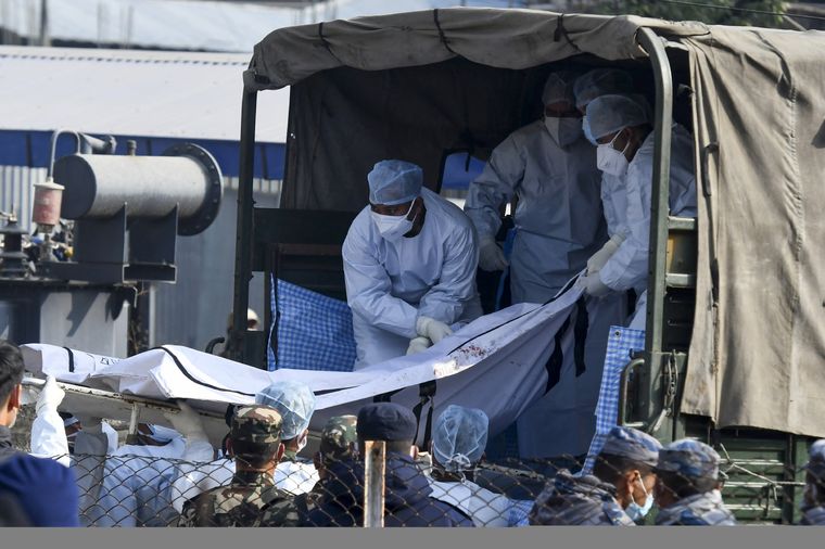 El ejército y voluntarios de Nepal transportan el cuerpo de una víctima fallecida en un accidente de avión de Yeti Airlines en Pokhara, el 17 de enero de 2023. Foto: FOTO: PRAKASH MATHEMA / AFP