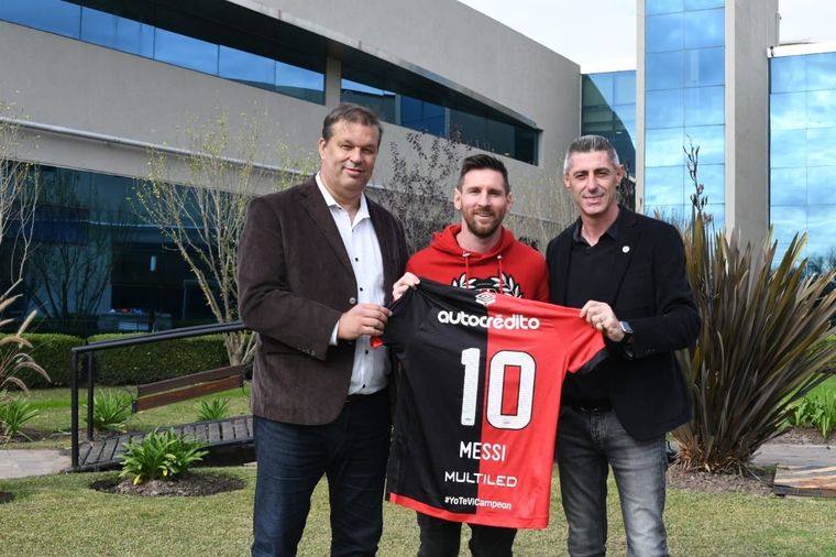 En 2019, luego de un amistoso de la Selección argentina contra Newell's en el predio de Ezeiza, dirigentes de la Lepra le obsequiaron una camiseta con su nombre y el 10 en la espalda. En 2019, luego de un amistoso de la Selección argentina contra Newell's en el predio de Ezeiza, dirigentes de la Lepra le obsequiaron una camiseta con su nombre y el 10 en la espalda.