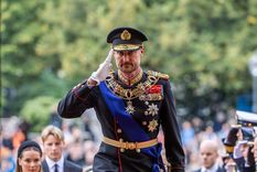 Haakon VIII realizó ante el Parlamento de Noruega el juramento constitucional que marca uno de los primeros grandes actos de su reinado.