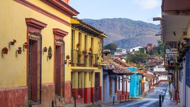 Enclavado en las montañas de Chiapas, este pueblo combina historia viva, arquitectura colonial y una energía cultural que lo hace único. Enclavado en las montañas de Chiapas, este pueblo combina historia viva, arquitectura colonial y una energía cultural que lo hace único.