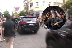 El momento en el que el hombre golpeó la camioneta de Javier Milei.