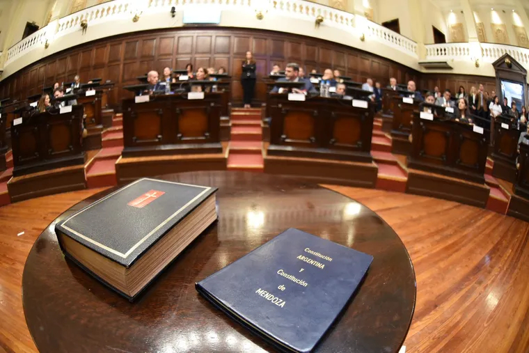 Legislatura bancas, constitución de Mendoza