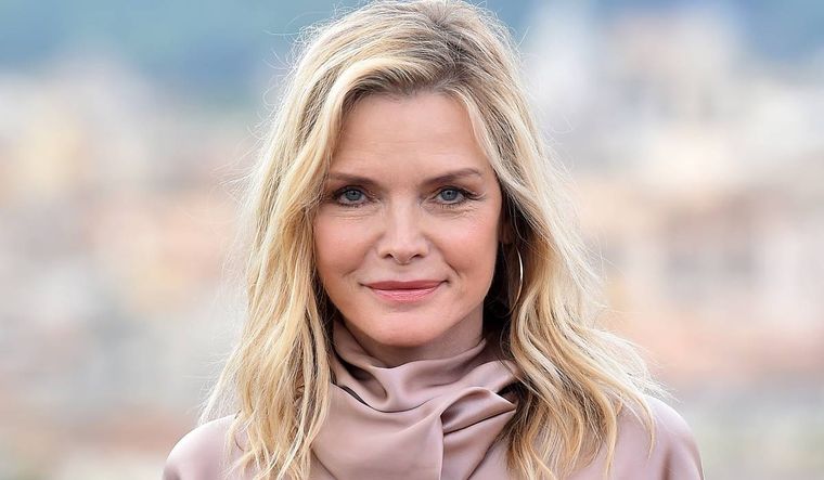Michelle Pfeiffer adoptó a su hija mayor, Claudia, en marzo de 1993.