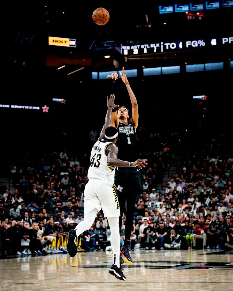 El francés Victor Wembanyama destacó el rol fundamental de Ginóbili en su rápida adaptación a la NBA. Foto: @Spurs