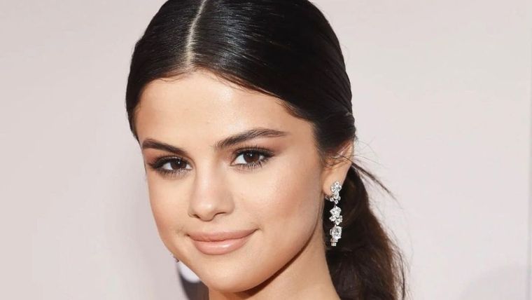 Acostada en la arena sin ropa: la foto de Selena Gómez que se llevó todos los suspiros