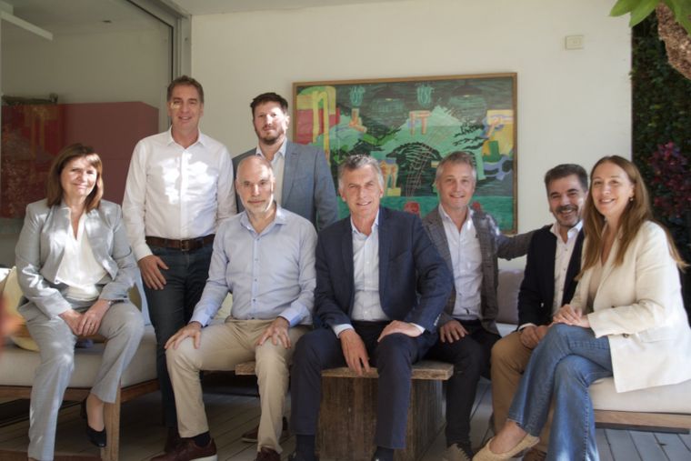 Gestos de unidad Bullrich, Santilli, Larreta, Angelini, Macri, De Andreis, Ritondo y Vidal en la cumbre del PRO. Foto: Prensa PRO