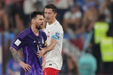 Robert Lewandowski y Lionel Messi durante el partido. Foto: EFE