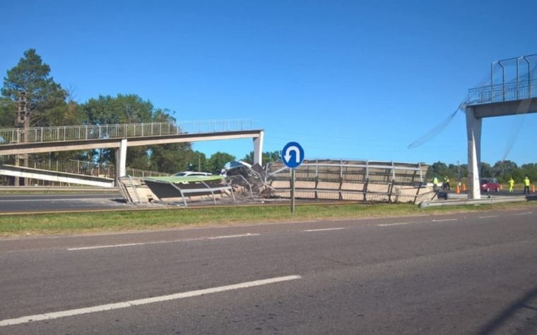 Camión tiró un puente peatonal Foto: NA