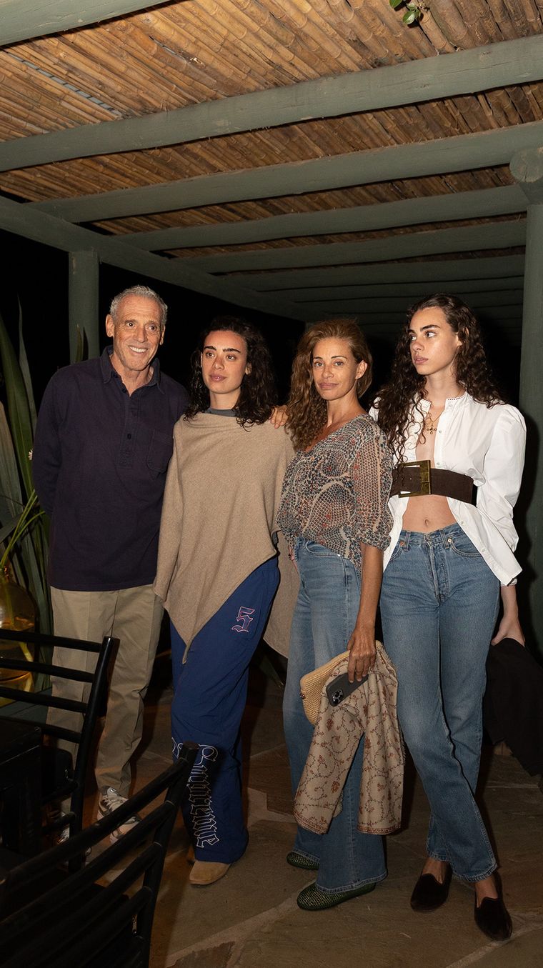 Giorgio y Georgina Alliata junto a sus hijas Giorgia y Vittoria. Giorgio y Georgina Alliata junto a sus hijas Giorgia y Vittoria.