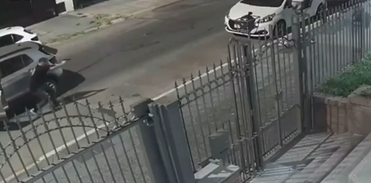 El hecho ocurrió este viernes pero se conocieron las imágenes del intento de robo al policía.