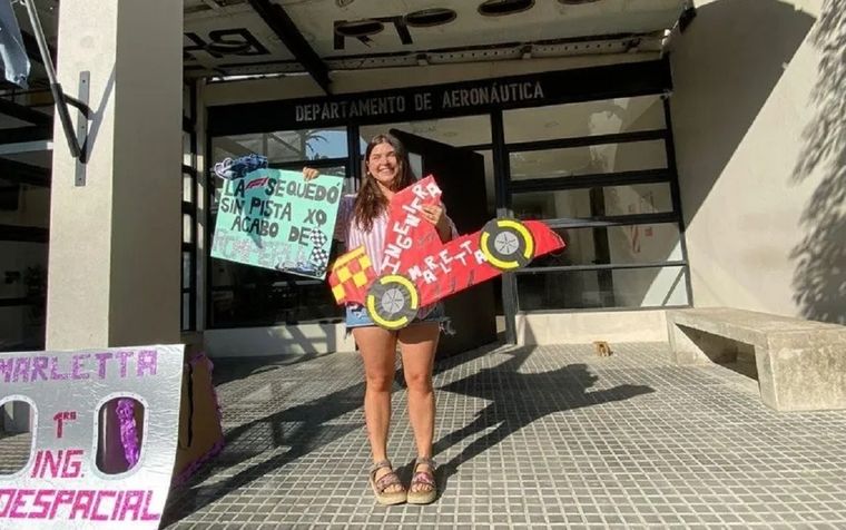 Valentina es la primera mujer que se recibe de esta carrera Foto: Twitter