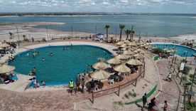 Mendocinos disfrutan la playita del Carrizal durante el verano. Mendocinos disfrutan la playita del Carrizal durante el verano.