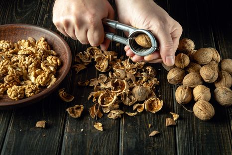 Las cáscaras de nuez pueden proteger tus plantas y mejorar el suelo del jardín. Foto: Shutterstock Las cáscaras de nuez pueden proteger tus plantas y mejorar el suelo del jardín. Foto: Shutterstock