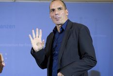 varufakis: prefiero cortarme el brazo antes que firmar un acuerdo de deuda