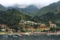 Casas de San Juan Bautista entre cerros cubiertos de nubes, donde viven los cerca de 900 habitantes que mantienen vivas las tradiciones y la pesca artesanal de la isla. Casas de San Juan Bautista entre cerros cubiertos de nubes, donde viven los cerca de 900 habitantes que mantienen vivas las tradiciones y la pesca artesanal de la isla.