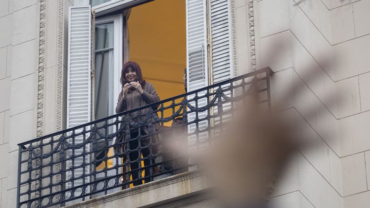 CFK simuló su propio 17 de octubre y dio un discurso desde su casa: Vamos a volver CFK simuló su propio 17 de octubre y dio un discurso desde su casa: Vamos a volver