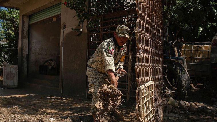 También están realizando trabajos de limpieza y despeje de escombros.