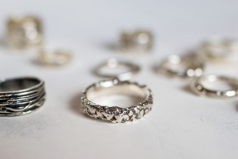 Con la limpieza correspondiente, es posible que tu plata vuelve a lucir brillante como el primer día. Foto: Shutterstock