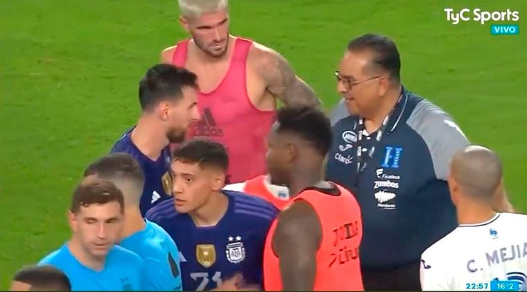 De Paul separó a un integrante del cuerpo técnico de Honduras que le estaba sujetando el brazo a Messi con un gesto típico de guardaespaldas que se volvió furor en redes.