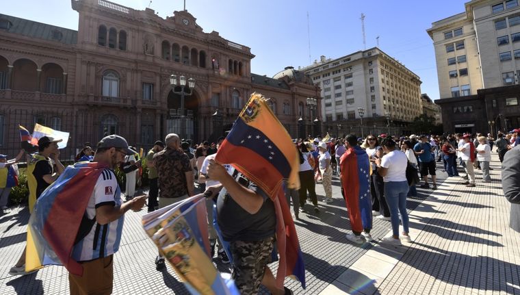 El sábado 4 de enero, los venezolanos en Argentina se acercaron a la Casa Rosada para saludar a González Urrutia tras su encuentro con el presidente Javier Milei Foto: Juan Mateo Aberastain Zubimendi / MDZ.