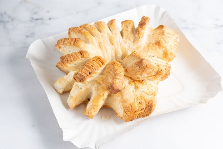 La receta de cremona se originó como una variante hojaldrada del pan común, pensada para acompañar el mate o el café. La receta de cremona se originó como una variante hojaldrada del pan común, pensada para acompañar el mate o el café.