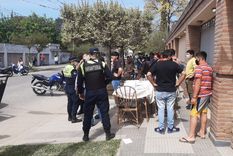 Efectivos de la Policía buscan dispersar a las personas que hacían fila para recibir el dinero y el ticket. Foto: Gentileza Policía de Tucumán