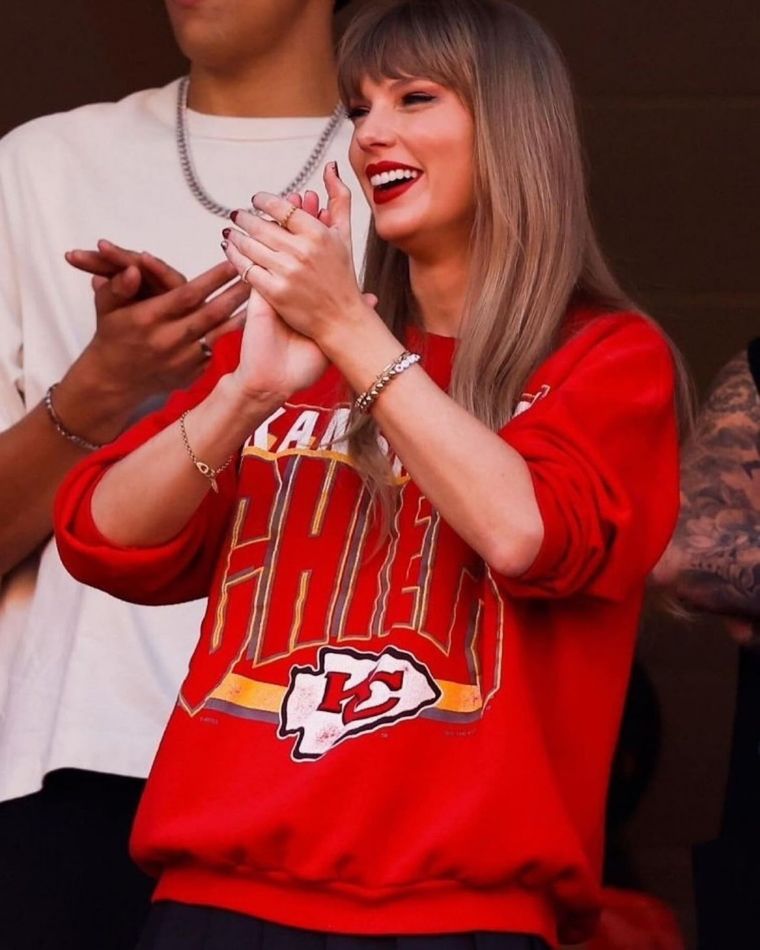 Taylor Swift presente en las gradas del estadio Arrowhead para apoyar a su novio y se llevó todas las miradas Foto: Foto: usuario twitter