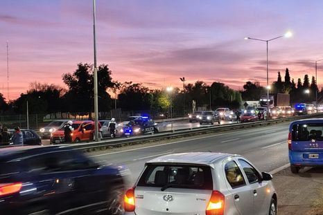 Un choque en cadena se produjo en el Acceso Este y un motociclista resultó herido Foto: X: @juanmastagnoli