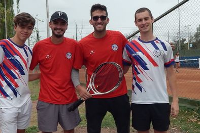 MDZol | Bautista Masiero, Ignacio Nogués, Cristian Mas y Juan Pablo Samso, campeones de Segunda Categoría con Regatas. Foto: Juan Borsani/MDZ