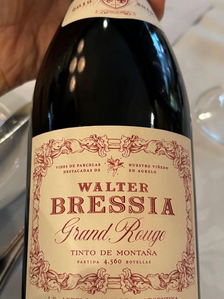 El detalle de la etiqueta del vino Walter Bressia Grand Rouge. El detalle de la etiqueta del vino Walter Bressia Grand Rouge.