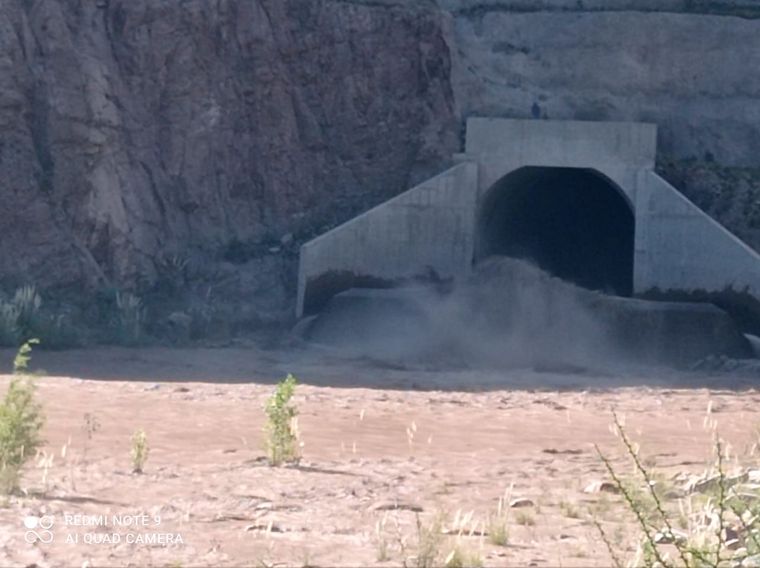 Apertura La apertura de compuertas hace que las aguas bajen turbias. Foto: Aysam.