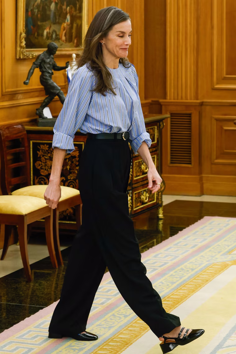 Reina Letizia y su look working girl. Reina Letizia y su look working girl.