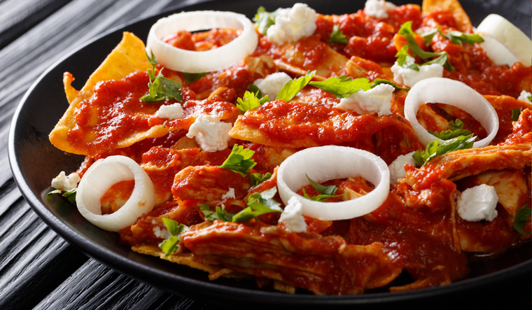 La receta de chilaquiles puede prepararse con salsa roja, verde o incluso con mole, dependiendo de la región y el gusto personal. La receta de chilaquiles puede prepararse con salsa roja, verde o incluso con mole, dependiendo de la región y el gusto personal.