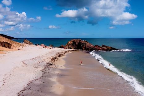 Esta playa se encuentra en el estado de Ceará, sobre la costa nordeste de Brasil.