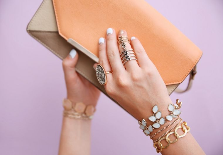 La primavera y el verano son la temporada ideal para transformar tu look con joyas, descubrí las últimas tendencias en la nota Foto: Shutterstock