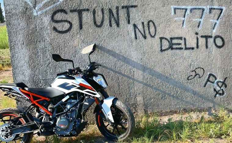 El stunt consiste en hacer acrobacias y piruetas con las motos. Foto: IG @paraguaystunt