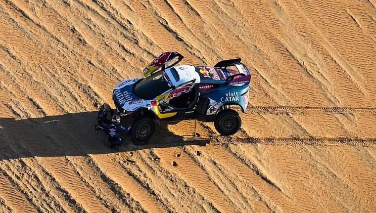 Nasser intentó reparar, pero el motor del Hunter dijo basta. Foto: @dakar