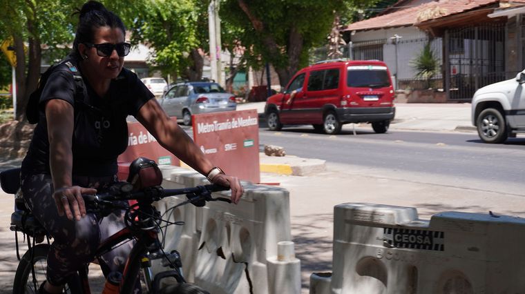 En Beltrán, la ciclovía ahora va por la calle en forma de un desvío provisorio. En Beltrán, la ciclovía ahora va por la calle en forma de un desvío provisorio.