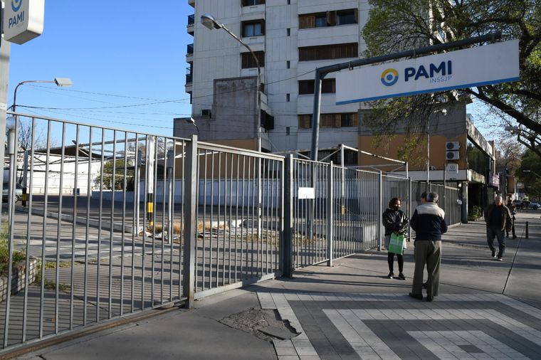 El PAMI sufrió un ciberataque al sistema informático, y sus afiliados están teniendo complicaciones para recibir los medicamentos Foto: ALF PONCE MERCADO / MDZ