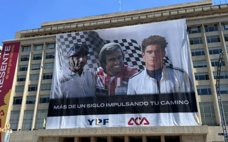 La gigantografía de Fangio, Reutemann y Colapinto tiene 36,5 metros de base por 20 metros de altura y está ubicada en la sede central del ACA. Foto: Automóvil Club Argentino