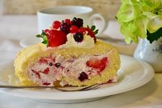 ¡irresistible! pionono dulce relleno de crema y frutos rojos