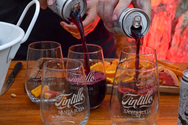 Disponible solo en Mendoza, el combo suma un vino en lata y precio lanzamiento de $12900. Disponible solo en Mendoza, el combo suma un vino en lata y precio lanzamiento de $12900.