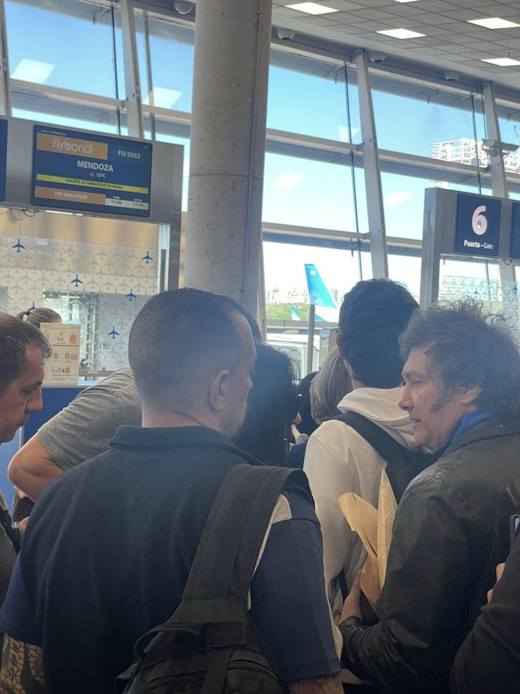 Javier Milei a punto de embarcar rumbo a Mendoza Foto: Foto: @nachocastro