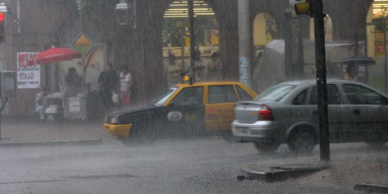 Fuertes tormentas se registraron en la madrugada. Foto: Pachy Reynoso/ MDZ