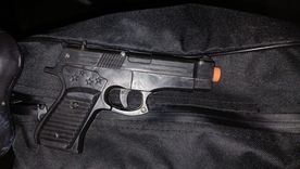 Los detenidos fueron sorprendidos con droga, un cuchillo y una réplica de arma. Los detenidos fueron sorprendidos con droga, un cuchillo y una réplica de arma.