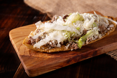 Aunque pareciera una receta moderna, los huaraches existen desde principios del siglo XX, y la receta original se hacía con masa más gruesa para que pudiera sostener grandes cantidades de frijoles y carne.