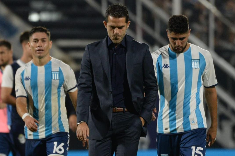 Gago, cabizbajo tras la derrota de Racing en La Plata