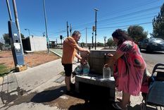 Decenas de vecinos se acercan al surtidor ubicado en calle 9 de Julio en el límite entre Maipú y Godoy Cruz Foto: Andrea Ginestar/MDZ